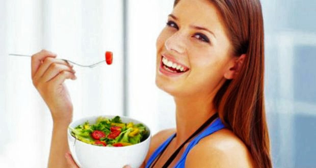 mulher-comendo-salada-620x330