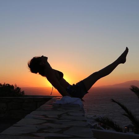 para-relaxar-alongar-ou-manter-o-corpo-em-forma-varias-celebridades-escolheram-a-ioga-como-pratica-diaria-com-varias-modalidades-